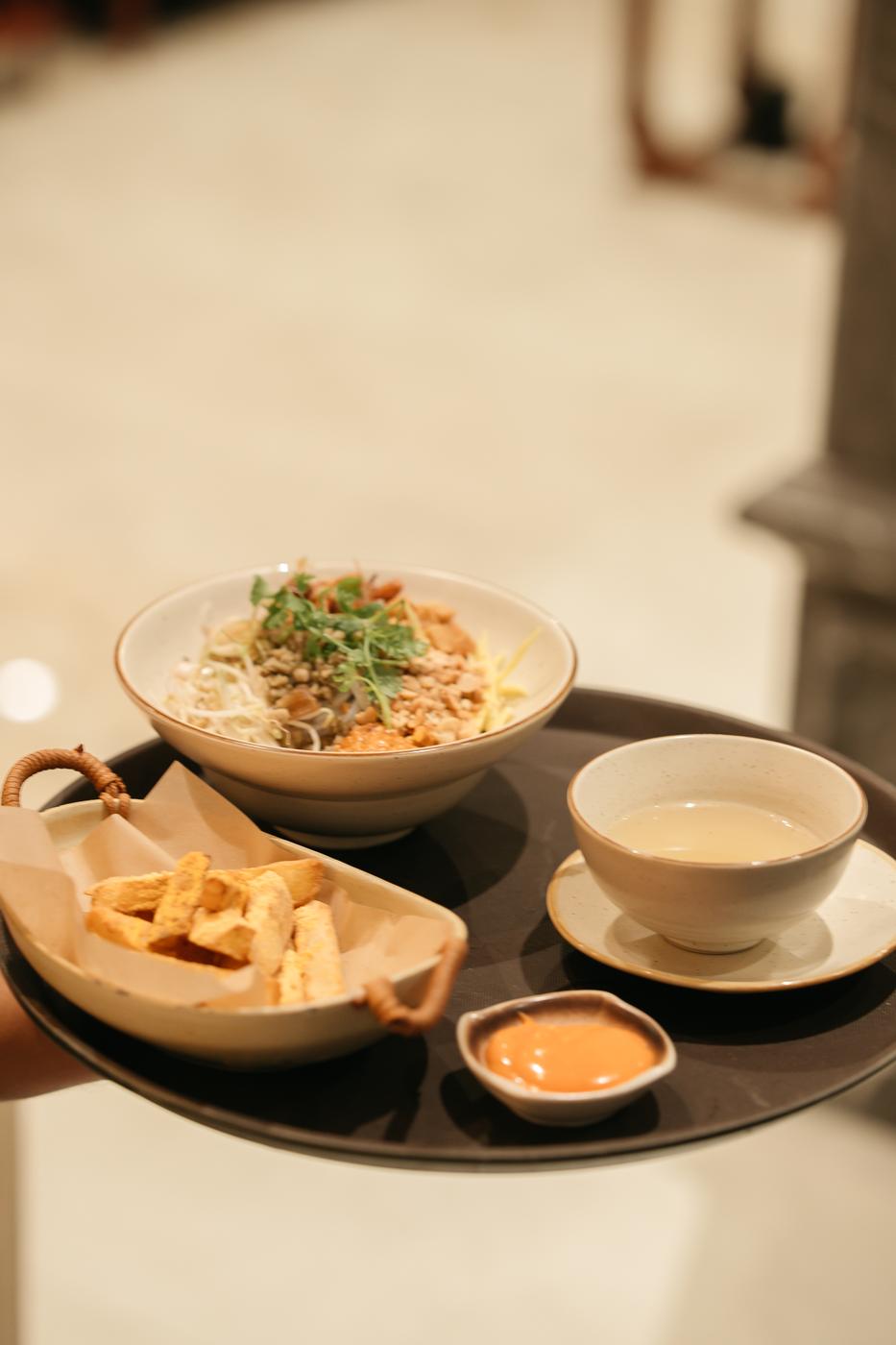 Món ăn trên khay